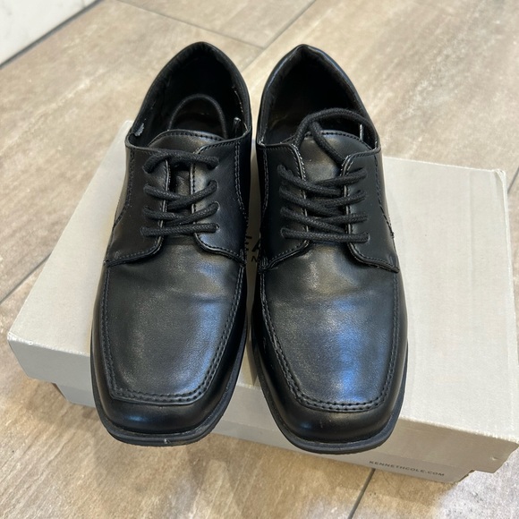 Kenneth Cole Reaction boys dress shoes Size 2 - Picture 1 of 5
